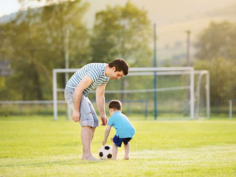 Папы играют в футбол. Папа с сыном играют в футбол. Взрослые и дети играют в футбол. Мальчик на футбольном поле. Фотосессия детский футбол.